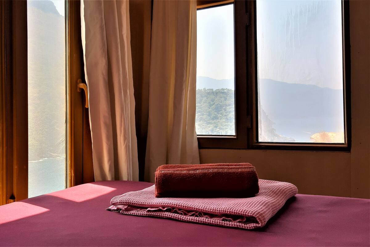 Bungalow, Shared Bathroom