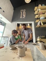 Um ateliê de cerâmica com uma placa que diz 'Atelier 19 Ceramic Lovers'.