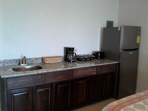 Habitación doble Deluxe, 2 camas Queen size, para no fumadores | Cocina privada | Refrigerador con congelador, microondas y parrilla de estufa