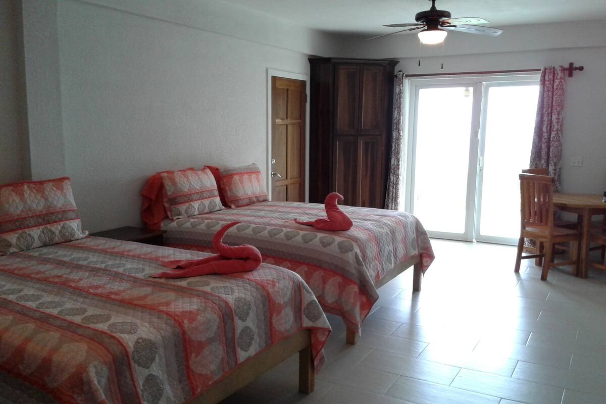 Chambre Deluxe double, 2 grands lits, non-fumeur | Coffre-fort, accès au Wi-Fi (inclus), literie fournie