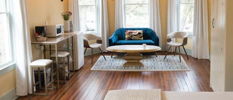 Luxury Suite, 1 King Bed, Balcony, City View (Parlor)