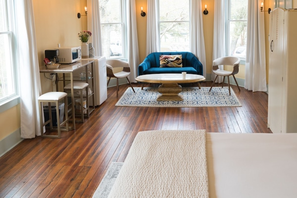 Luxury Suite, 1 King Bed, Balcony, City View (Parlor) | 1 bedroom, Egyptian cotton sheets, premium bedding, memory-foam beds