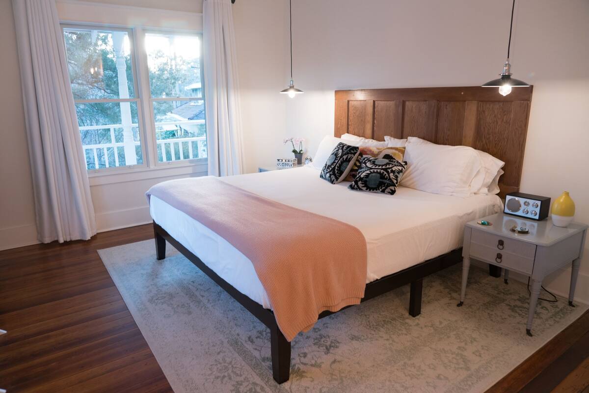 Luxury Room, 1 King Bed, Balcony, City View (Town View) | 1 bedroom, Egyptian cotton sheets, premium bedding, memory foam beds