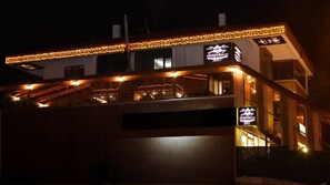 Fachada de la propiedad por la tarde o noche