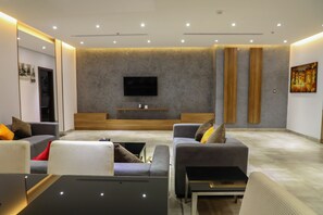 Family Suite Mall View | Wohnbereich | LCD-Fernseher