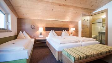 Dreibettzimmer | Individuell dekoriert, schallisolierte Zimmer, kostenlose Babybetten