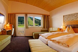 Triple Room | Individually decorated, soundproofing, free cribs/infant beds, free WiFi - Hotel Alpenwelt (Flachau)