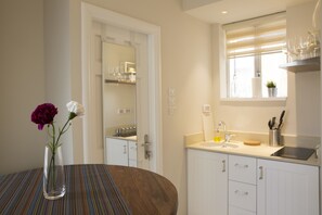 Studio Design, 1 très grand lit et 1 canapé-lit | Coin cuisine privé | Réfrigérateur, micro-ondes, four, plaque de cuisson