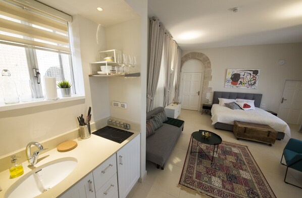 Studio Design, 1 très grand lit et 1 canapé-lit | Rideaux occultants, fer et planche à repasser, Wi-Fi gratuit