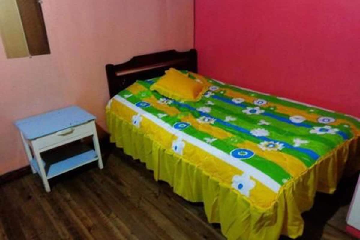 Habitación doble, baño compartido | Escritorio y wifi gratis