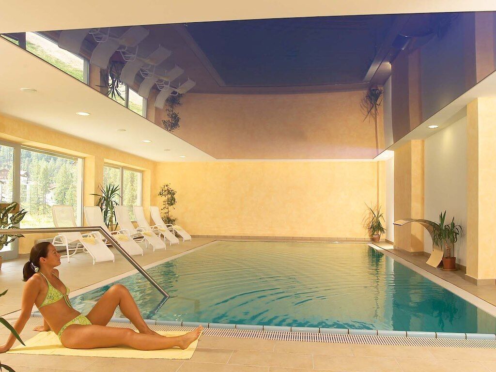 Una piscina cubierta