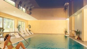 Una piscina cubierta