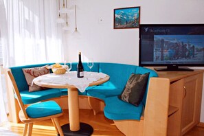 Family Room | Private kitchenette - Hotel Alpina (Stelvio)