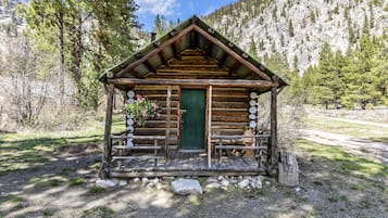 Cabin, 2 Single Beds | Terrace/patio