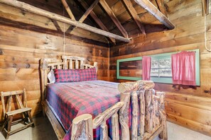 Room - Sawtooth Lodge (Lowman)