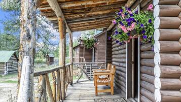 Comfort Cabin, 2 Queen Beds, Mountainside | Terrace/patio