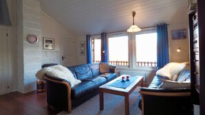 Chalet, Multiple Beds, Non Smoking | Living room | Fireplace - Eagle View Lofoten (Vestvågøy)