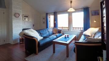 Chalet, Multiple Beds, Non Smoking | Living room | Fireplace