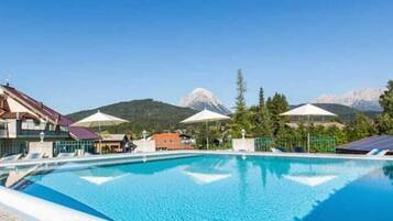 Inomhuspool och utomhuspool