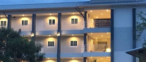 Vista frontal de la propiedad por la tarde o noche