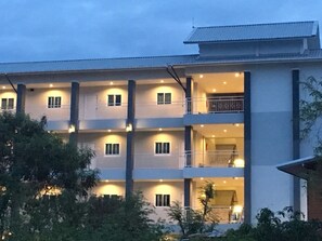 واجهة المنشأة - في المساء/الليل