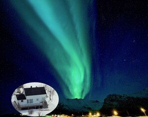 Fachada de la propiedad por la tarde o noche