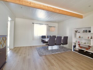 House | In-room dining