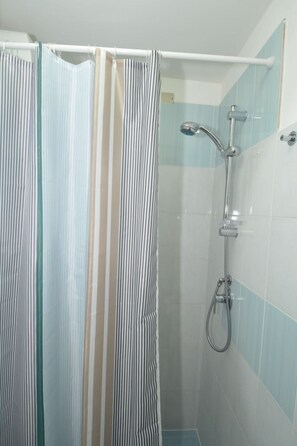 Doppel- oder Zweibettzimmer, 1 Queen-Bett | Badezimmer | Dusche, kostenlose Toilettenartikel, Haartrockner, Bademäntel