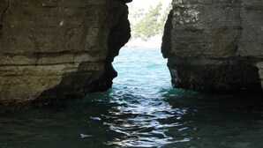 Una formación rocosa natural con un canal de agua.