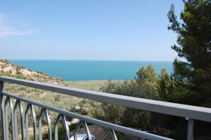 Chambre Triple, balcon, vue mer | Vue sur la plage/l’océan