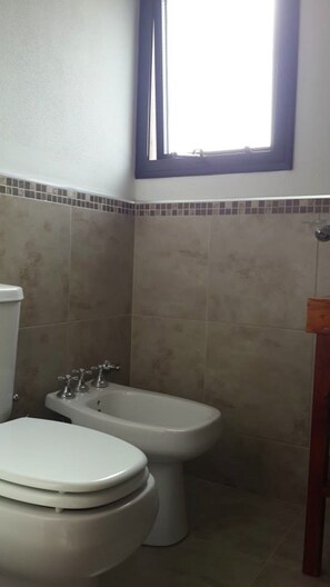 Combined shower/tub, deep soaking tub, rainfall showerhead