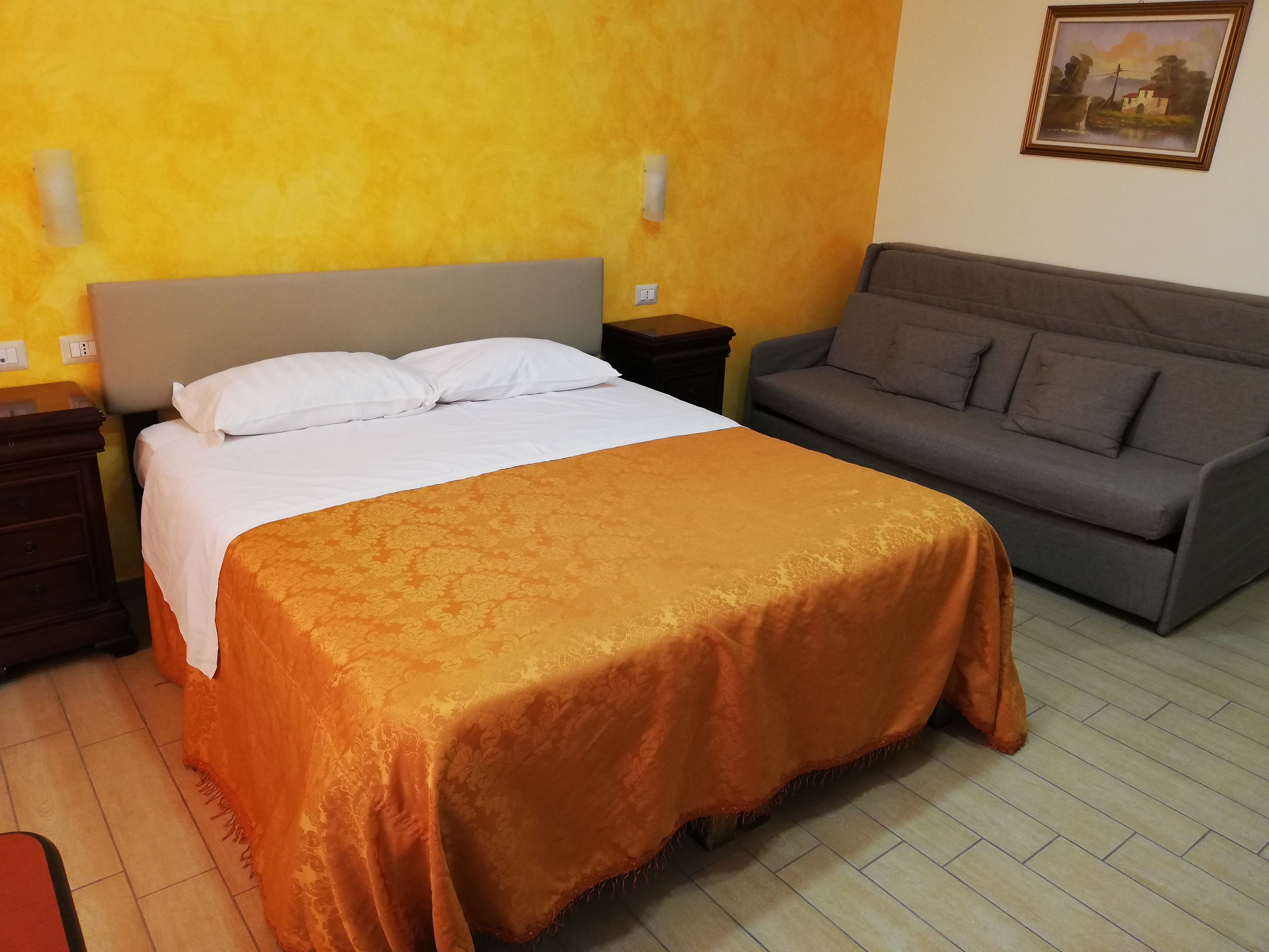 Minibar, escritorio, cunas gratuitas y wifi gratis 