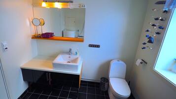 Apartment, Sea View | Bathroom | Shower, towels