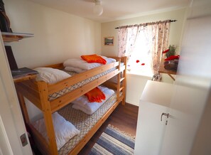 อพาร์ทเมนท์, วิวทะเล | 2 ห้องนอน, เตารีด/โต๊ะรีดผ้า, Wi-Fi ฟรี, ผ้าปูที่นอน