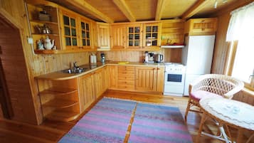 Traditional Cabin, 3 Bedrooms | Private kitchen | Fridge, oven, stovetop, coffee/tea maker