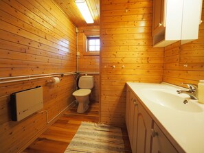 Traditional Cabin, 3 Bedrooms | Bathroom