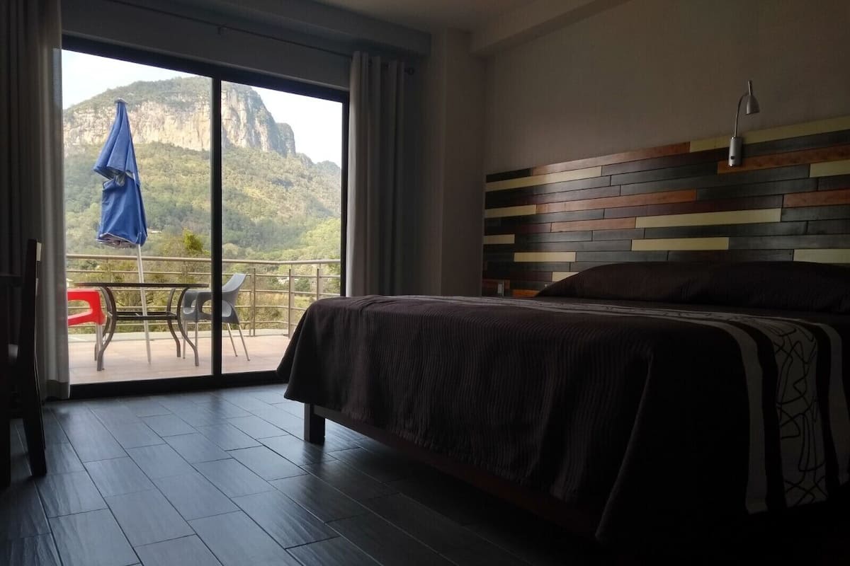 Muebles diferentes, cortinas blackout y tabla de planchar con plancha