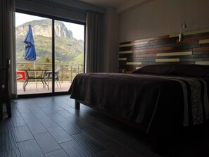 Standard Room, 1 King Bed, Non Smoking | Individually furnished, blackout drapes, iron/ironing board, free WiFi