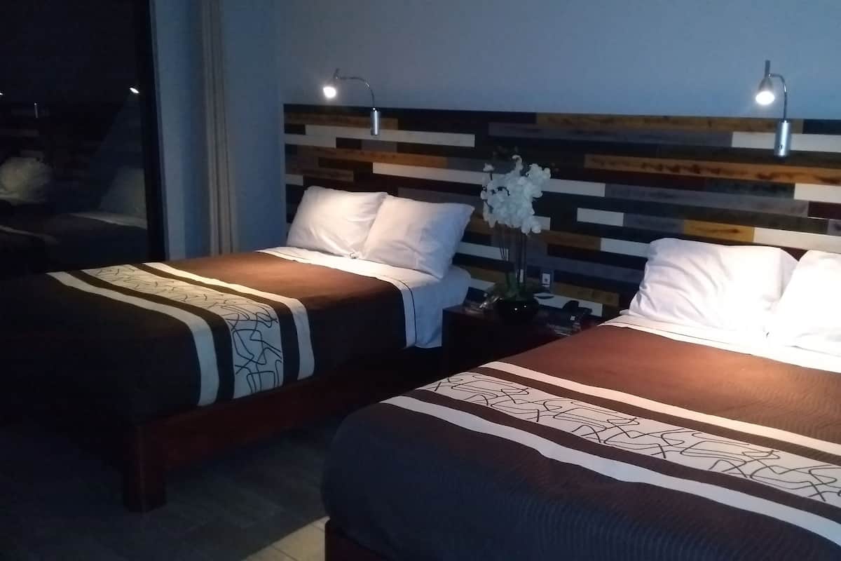 Muebles diferentes, cortinas blackout y tabla de planchar con plancha