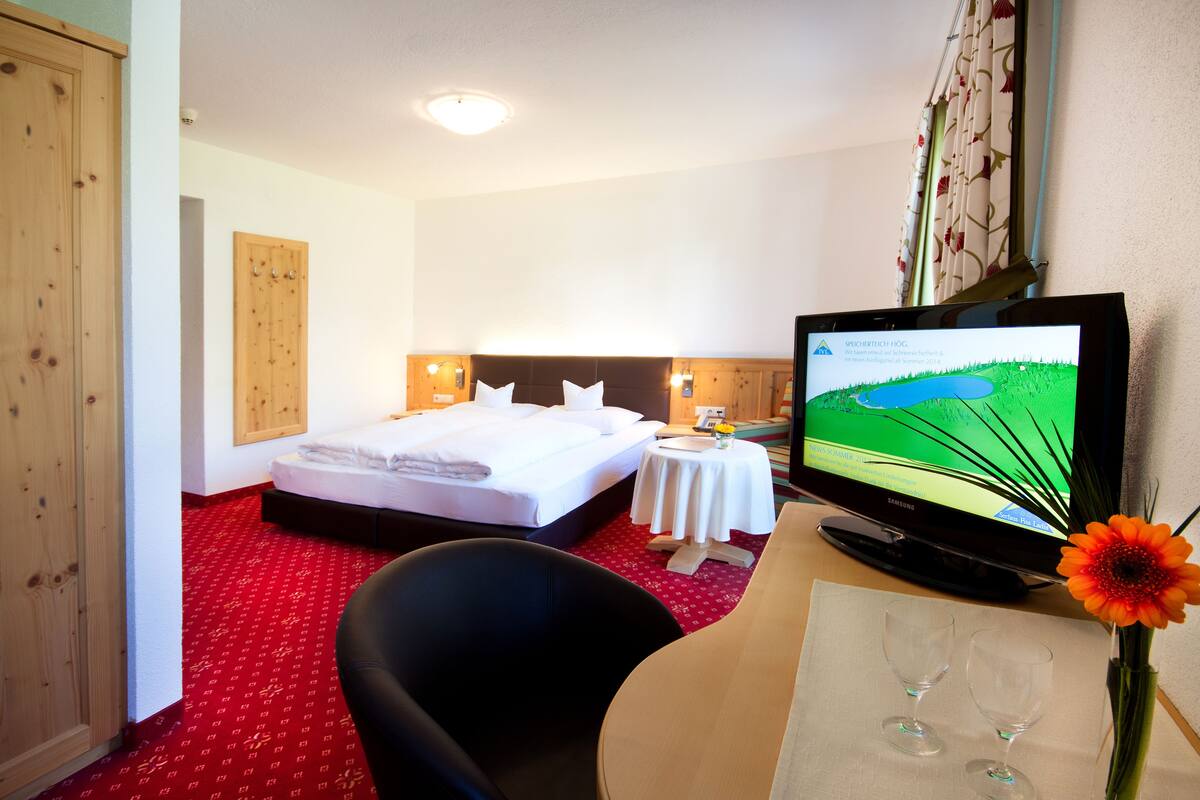 Standard Double Room | Minibar, in-room safe, desk, blackout curtains