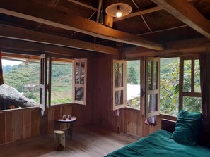 Quartos à prova de som, Wi-Fi de cortesia, roupa de cama