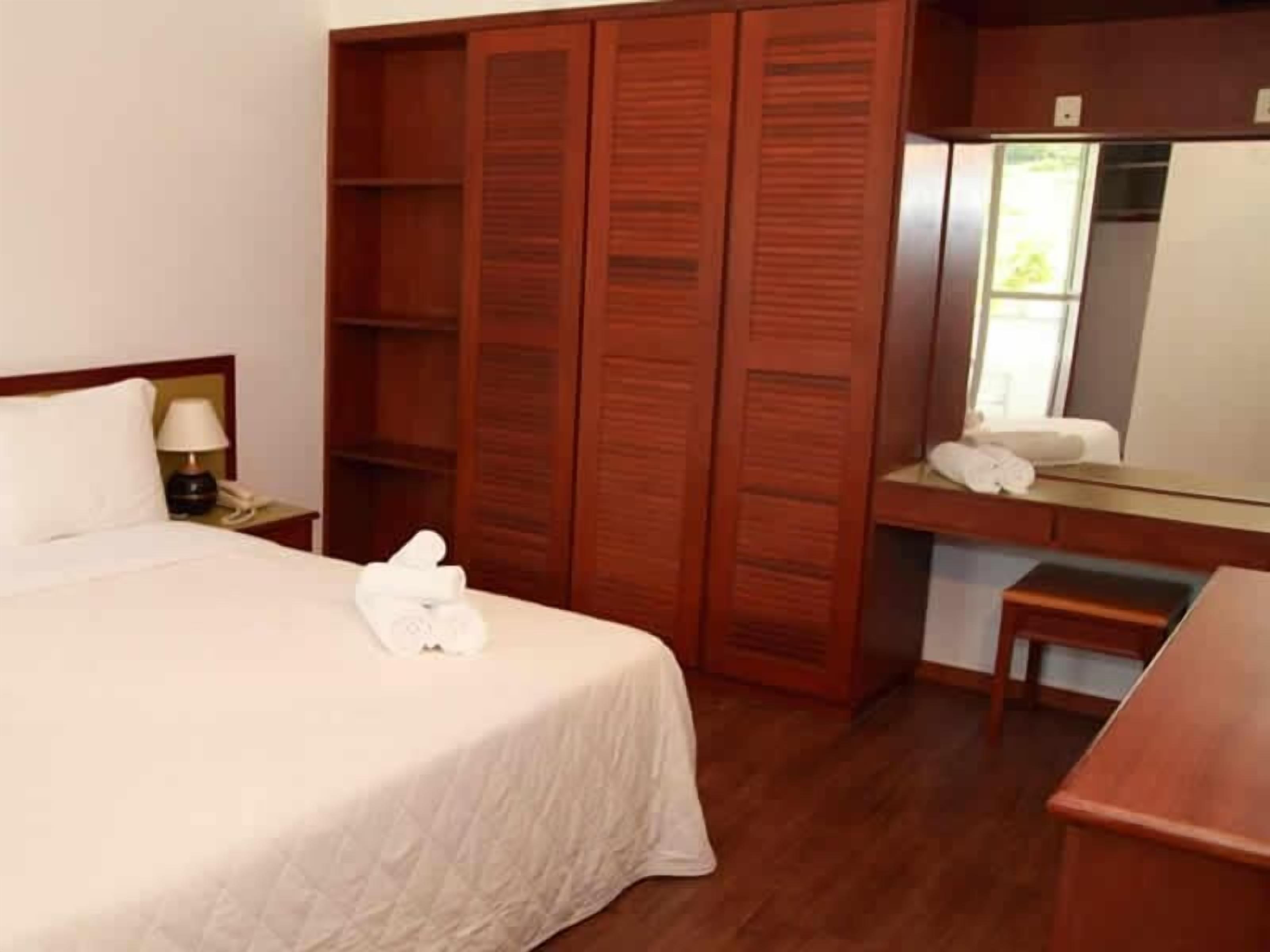 minibar, in-room safe, desk, rollaway beds