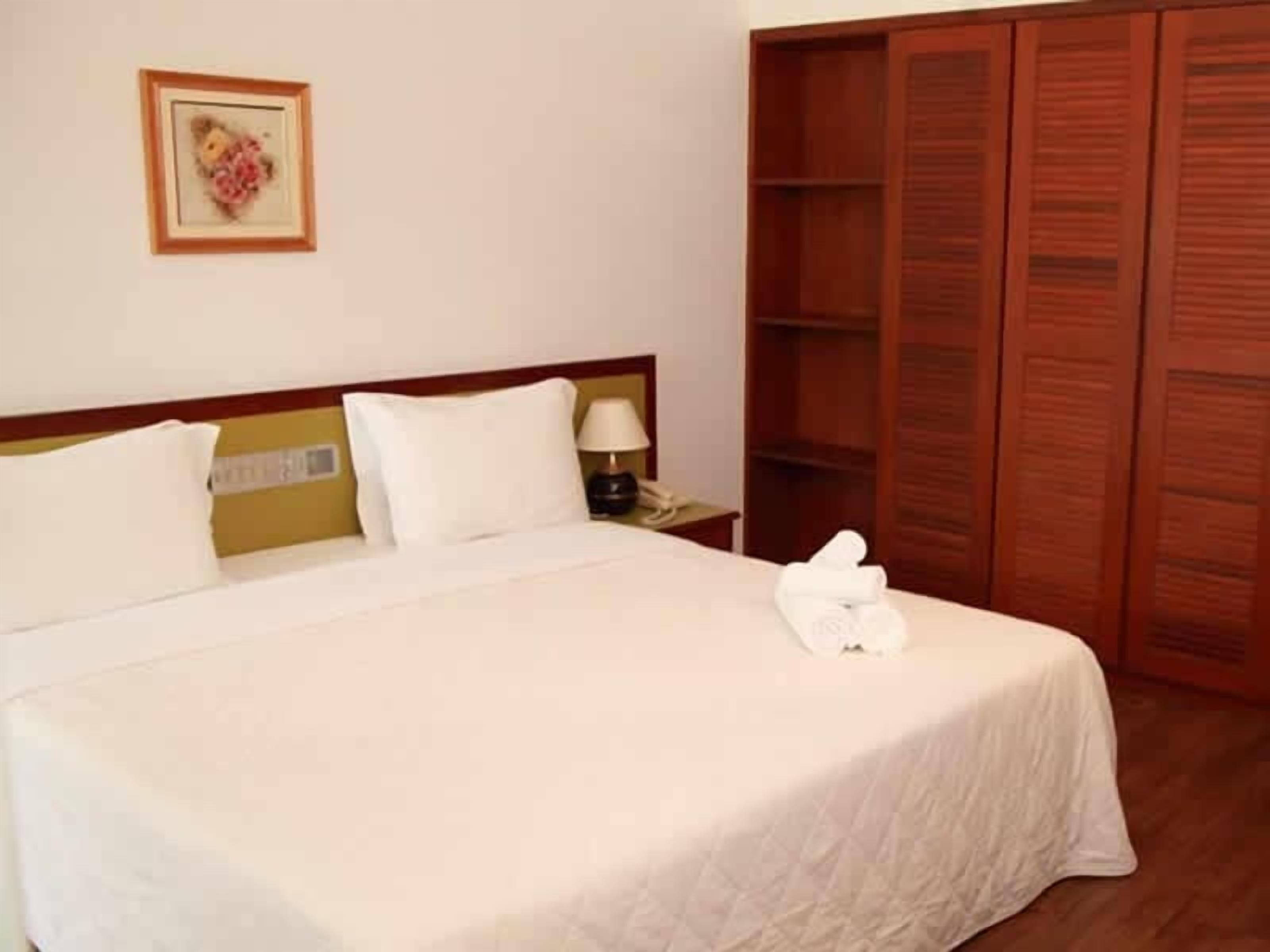 minibar, in-room safe, desk, rollaway beds