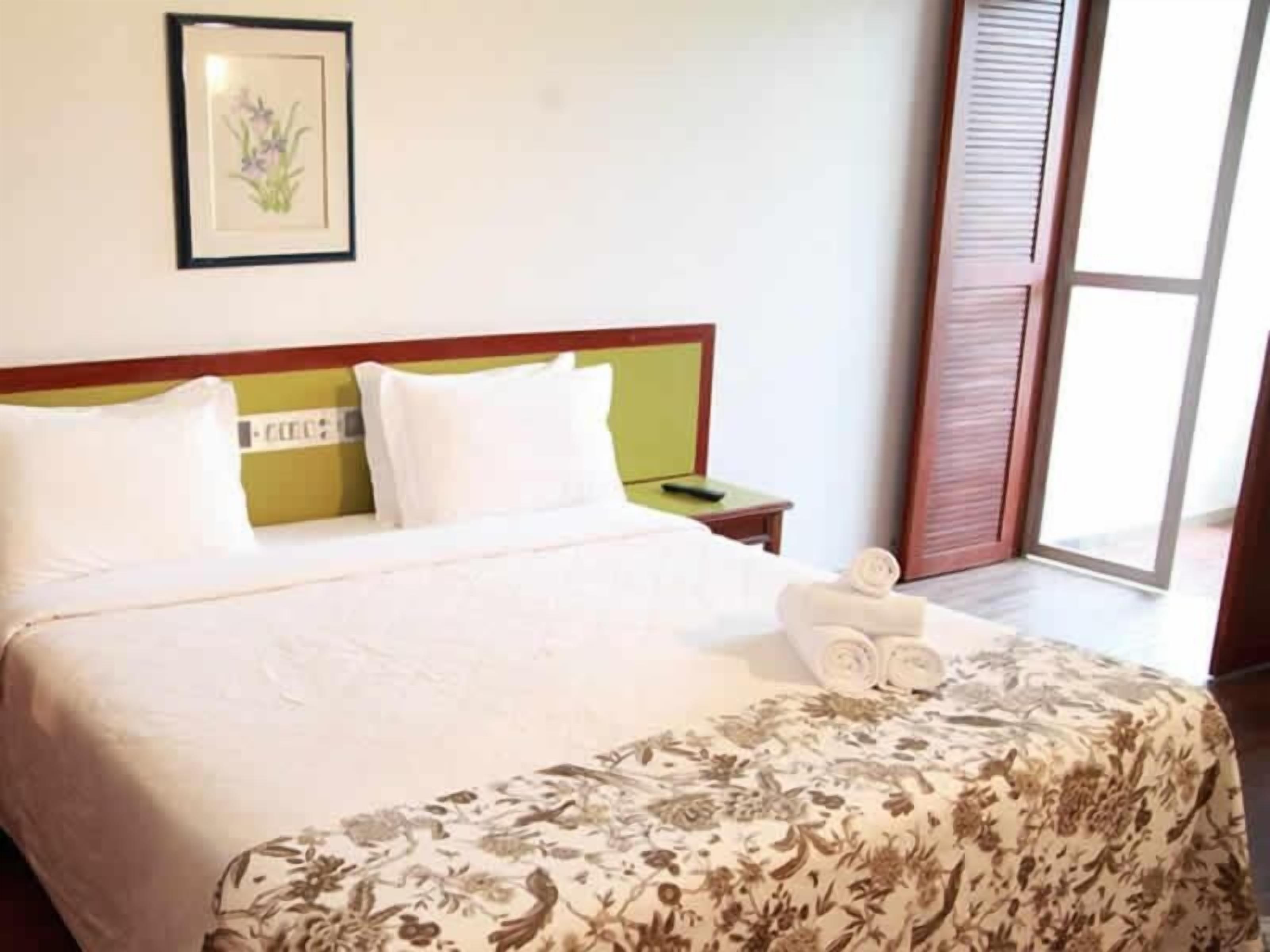 minibar, in-room safe, desk, rollaway beds