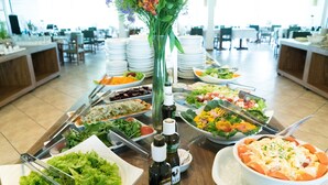 Una mesa de buffet con diversos platos y salsas.