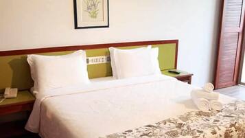 Frigobar, cofres nos quartos, escrivaninha