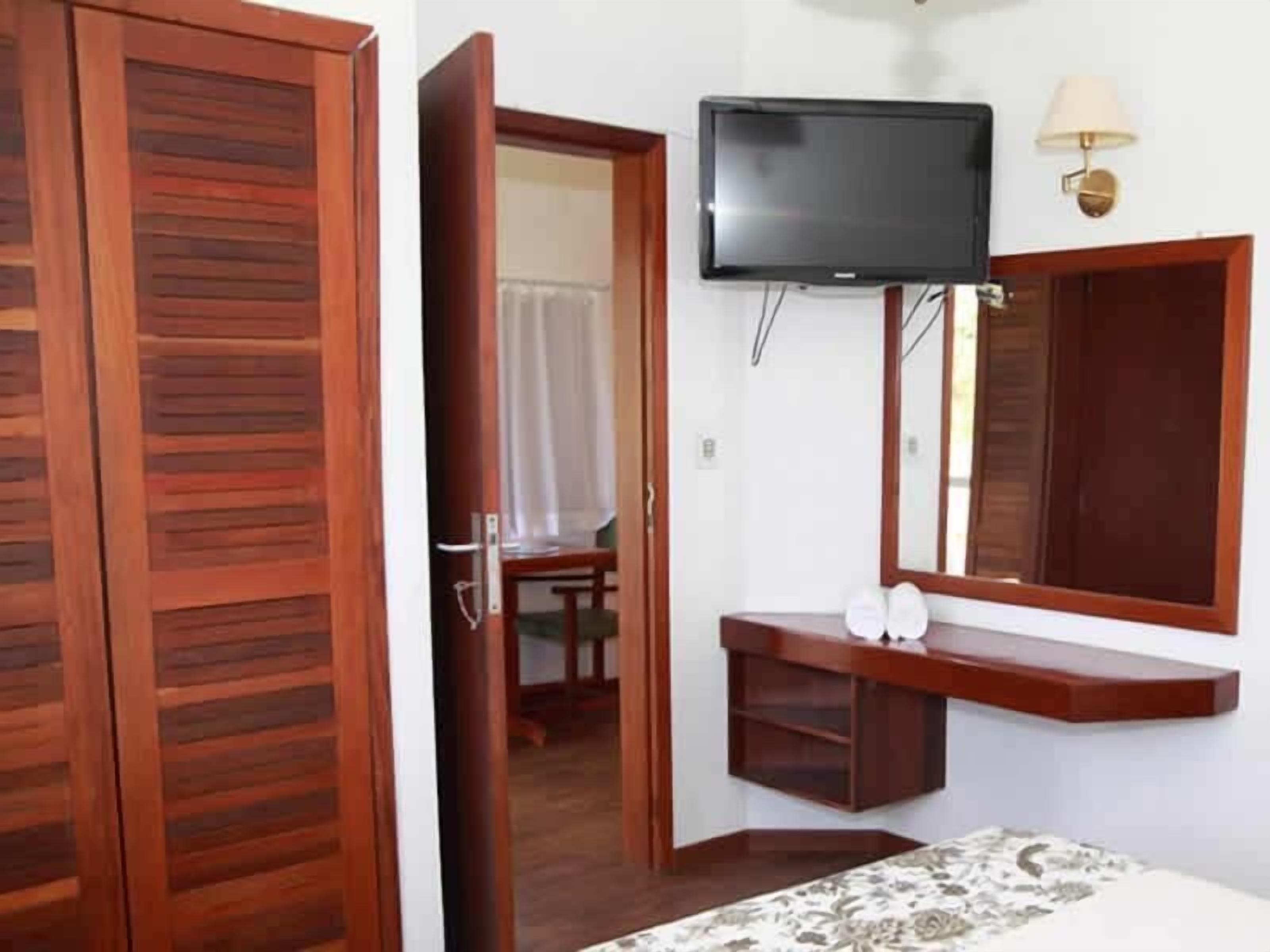 minibar, in-room safe, desk, rollaway beds