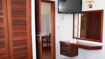 Minibar, coffres-forts dans les chambres, bureau