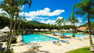 3 piscinas internas, 3 piscinas externas