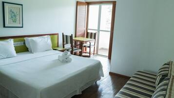 Frigobar, cofres nos quartos, escrivaninha